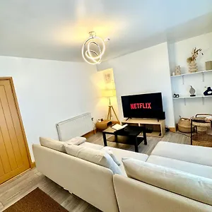 Homestay Contractor Haven- 3bdr Crew House, Free Parking, Fast Wifi & Private Garden, Nottingham